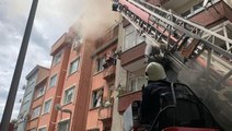 3 katlı binada korkutan yangın! Mahsur kalan 2 çocuğu inşaat işçileri kurtardı