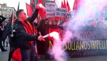 25 Aprile, corteo degli antagonisti a Napoli: striscioni e fumogeni