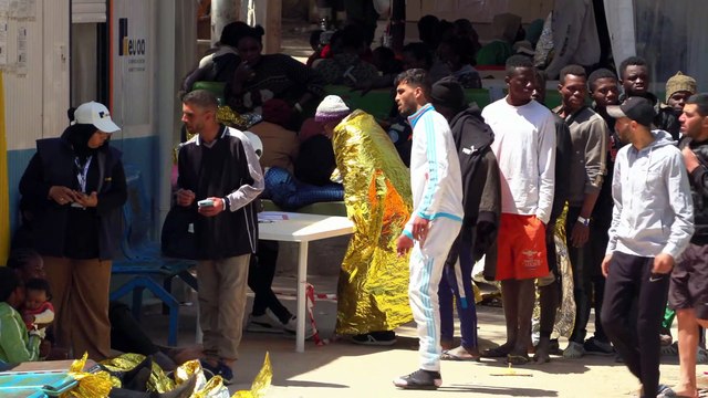 Notte di sbarchi a Lampedusa, nell'hotspot oltre 2mila persone: le immagini