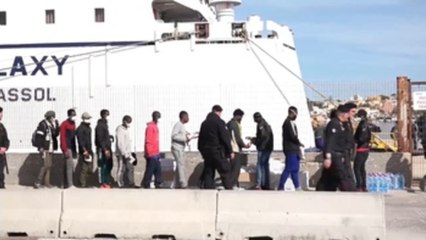 El centro de acogida de Lampedusa, saturado con más de 2.200 migrantes