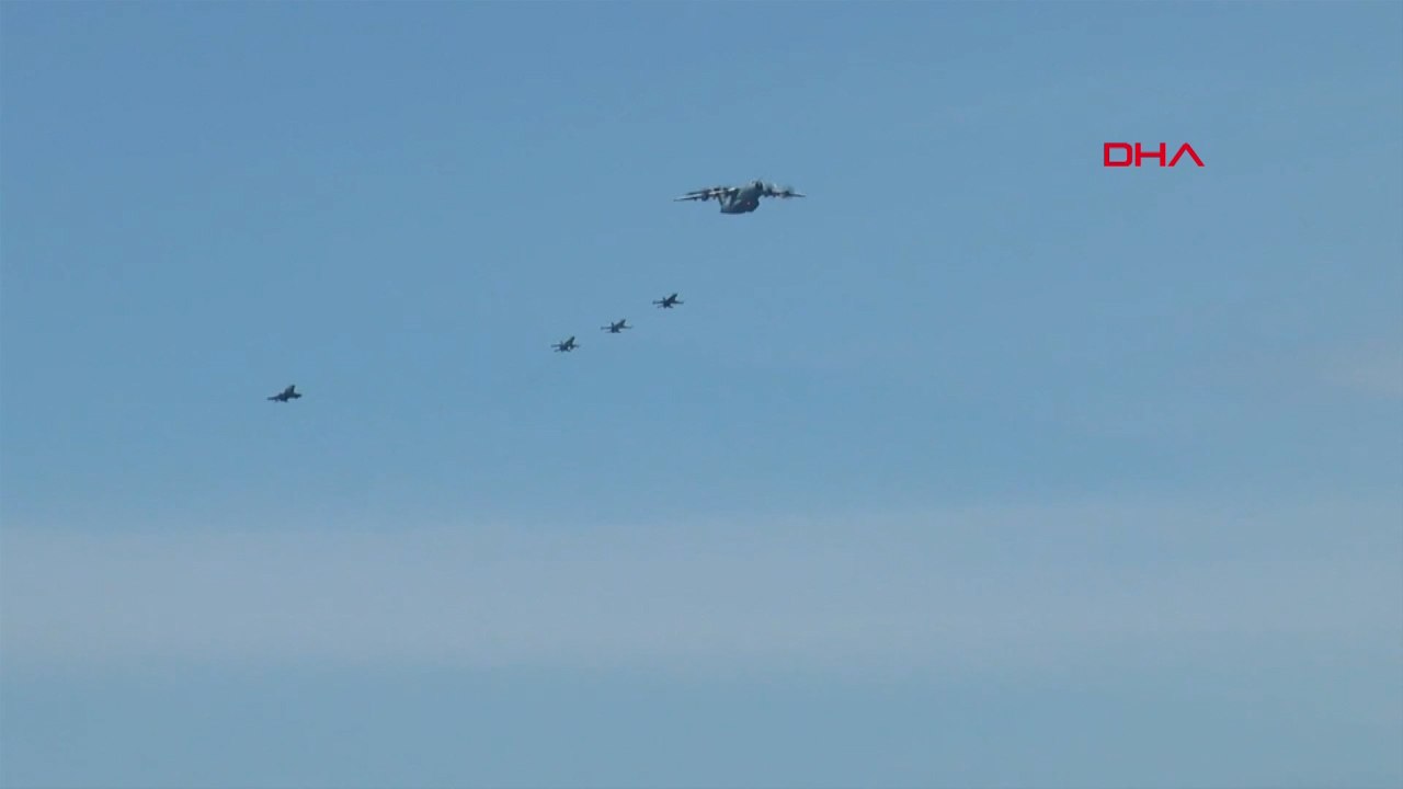 Türk Hava Kuvvetleri uçaklarından İstanbul Boğazı’nda selamlama uçuşu
