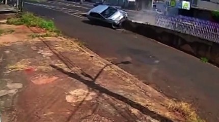 Homem furta carro, destrói grade de proteção e tem atitude inusitada