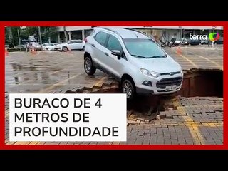 Cratera se abre, e carro quase é 'engolido' em Maringá (PR)