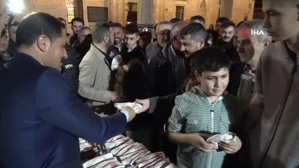 Halka simit dağıtan Vali Masatlı simit satamayan çocuğun tüm simitlerini satın aldı