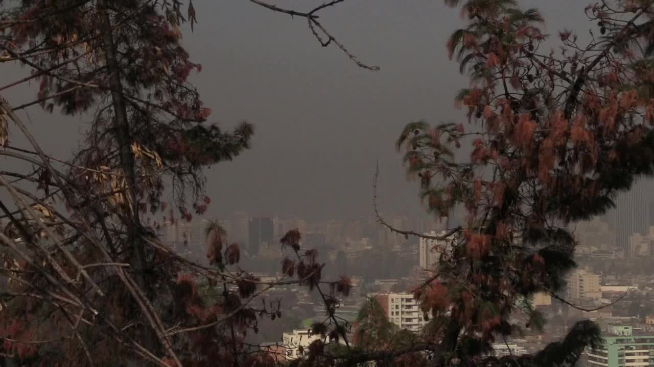Santiago de Chile hace frente a contaminación más fuerte de los últimos años