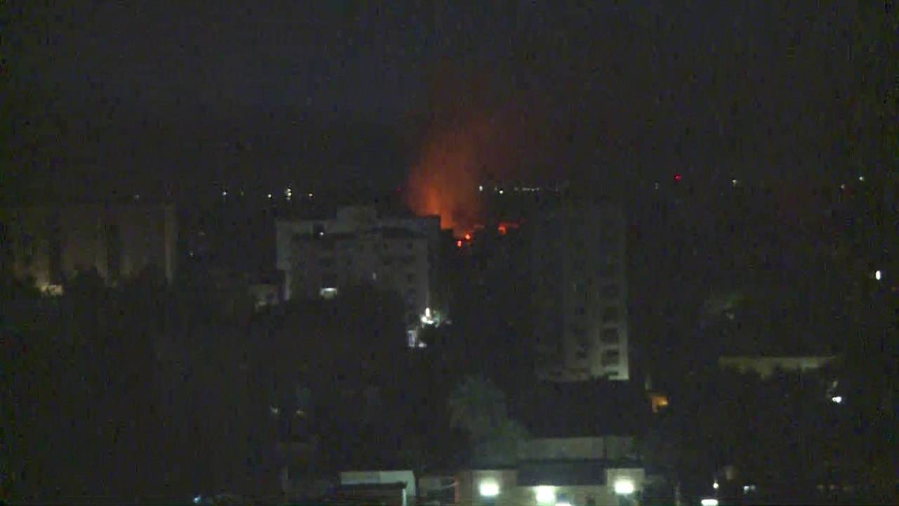 حريق بمتجر أسلحة يمتد إلى مبان سكنية في منطقة "الخرطوم 2"