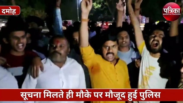 आपस में भिड़े दो समुदाय, लॉ एंड ऑर्डर बिगड़ता देख पुलिस ने भीड़ पर भांजी लाठियां, VIDEO