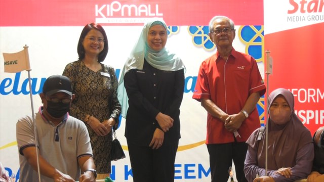 Kongsi nikmat raya! Ibu tunggal mualaf terharu terima bantuan Aidilfitri