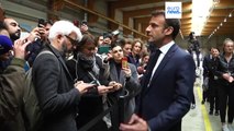 Macron in tour nella provincia francese, per calmare gli animi: 