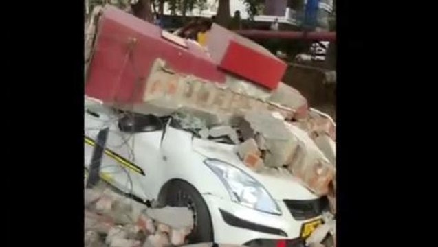 गाजियाबाद: भरभराकर गिरी महागुन मेंशन सोसायटी की दीवार, कई गाड़ियां मलबे में दबी