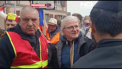 شاهد: متظاهرون غاضبون يستقبلون ماكرون بالقرع على القدور في الألزاس