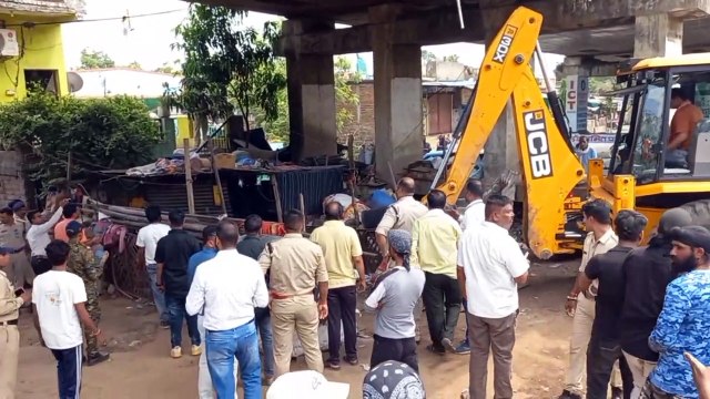 नशा बेचने वालों के ठिकानों पर चला बुलडोजर, शराब के अड्डे, टप, शेड और कब्जे ध्वस्त