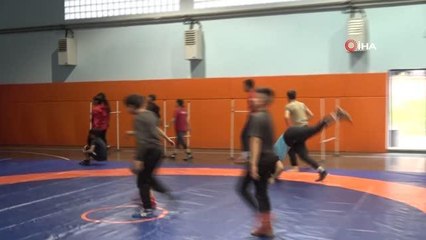 Kadın güreşçilerin hedefi Avrupa'da Türk bayrağını dalgalandırmak