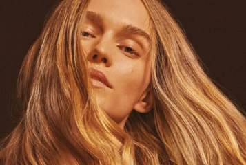 Adieu les frisottis : ce spray de finition anti-humidité cartonne sur la toile