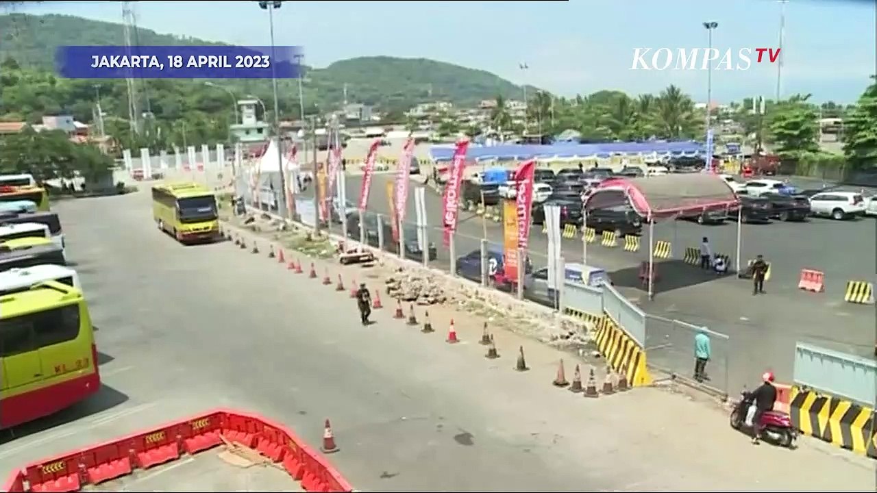 Mulai Padati Pelabuhan Merak, Pemudik Jalan Kaki Lewati JPO ke Dermaga