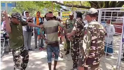 गोपालगंज: सदर अस्पताल के सुरक्षा गार्ड ने स्मैकर को पकड़ कर पीटा, चाकू बरामद