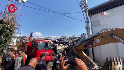 Mobilya fabrikasında yangın: Bir itfaiye eri hayatını kaybetti