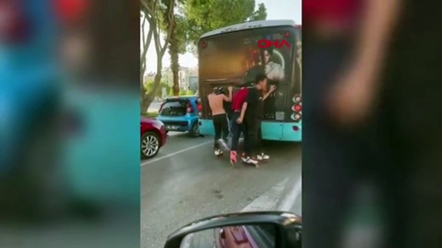 Canlarını hiçe saydılar! Patenli gençler yüzlerini kapatıp otobüsün arkasına asıldı