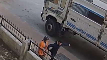 Genç kadın korkudan kıpırdayamadı bile