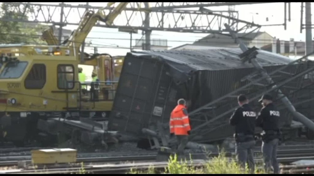 Vagone di un treno merci uscito dai binari a Firenze Castello