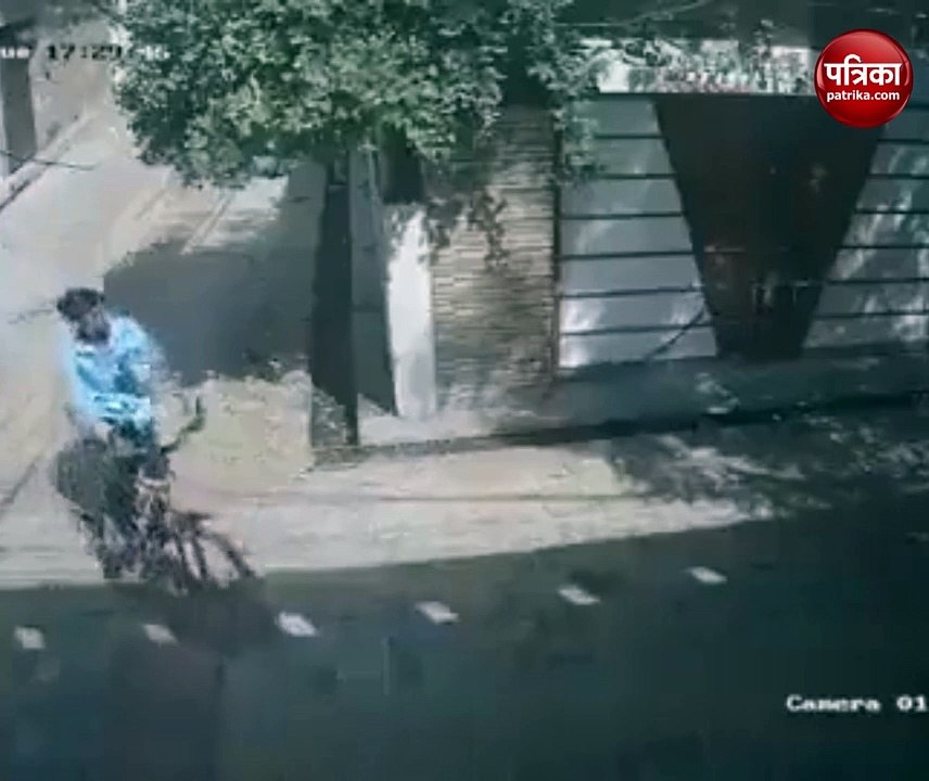 Video: बाइक सवार दो बदमाशों ने महिला से चेन लूटने की कोशिश की, देंखे वीडियो
