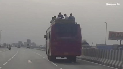 गाज़ियाबाद: यातायात नियमों को ताक में रखकर बस की छत पर जानलेवा सफ़र, देखें वीडियो