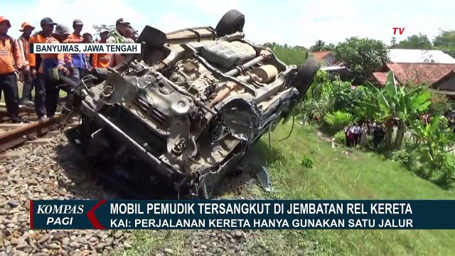 Dramatis! Proses Evakuasi Mobil yang Tersangkut di Rel Kereta Banyumas