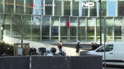 "Французский человек-паук" Ален Робер покорил небоскрёб в знак протеста