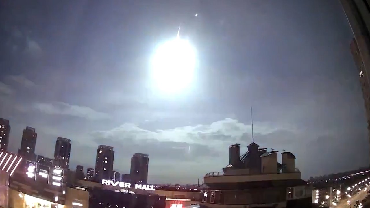 Ukraine : un flash illumine le ciel de Kiev en pleine nuit et sème la confusion