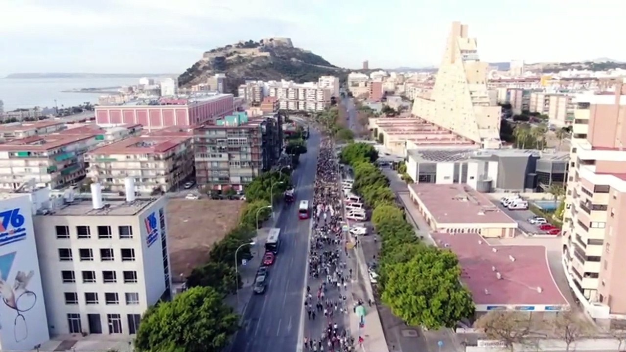 Un dron de la Policía de Alicante capta La Peregrina por la Avenida de Denia.