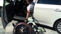 Transferul unui paraplegic in masina