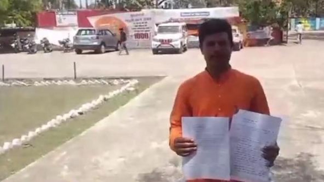 सीधी: भूमि की समस्या को लेकर पीड़ित पहुंचा कलेक्ट्रेट कार्यालय दिया आवेदन
