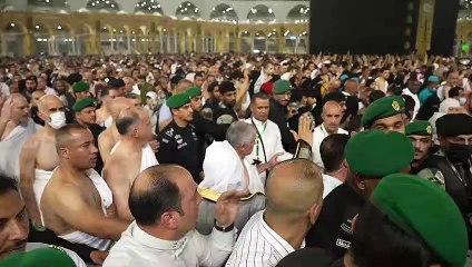 الملك يؤدي مناسك العمرة