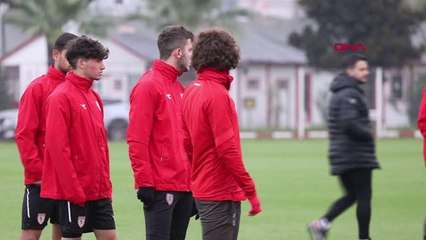 Скачать видео: SPOR Samsunspor'un kaptanı Osman Çelik Süper Lig'e lider olarak çıkmak istiyoruz