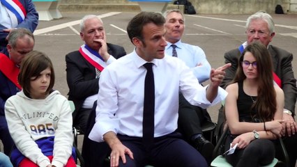 Le pacte enseignant "permettra à des enseignants de toucher jusqu'à 500 euros par mois en plus", assure Emmanuel Macron