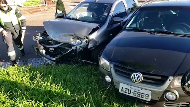Parati e Etios se envolvem em forte colisão na esquina das Avenidas Rocha Pombo e Olindo Periolo