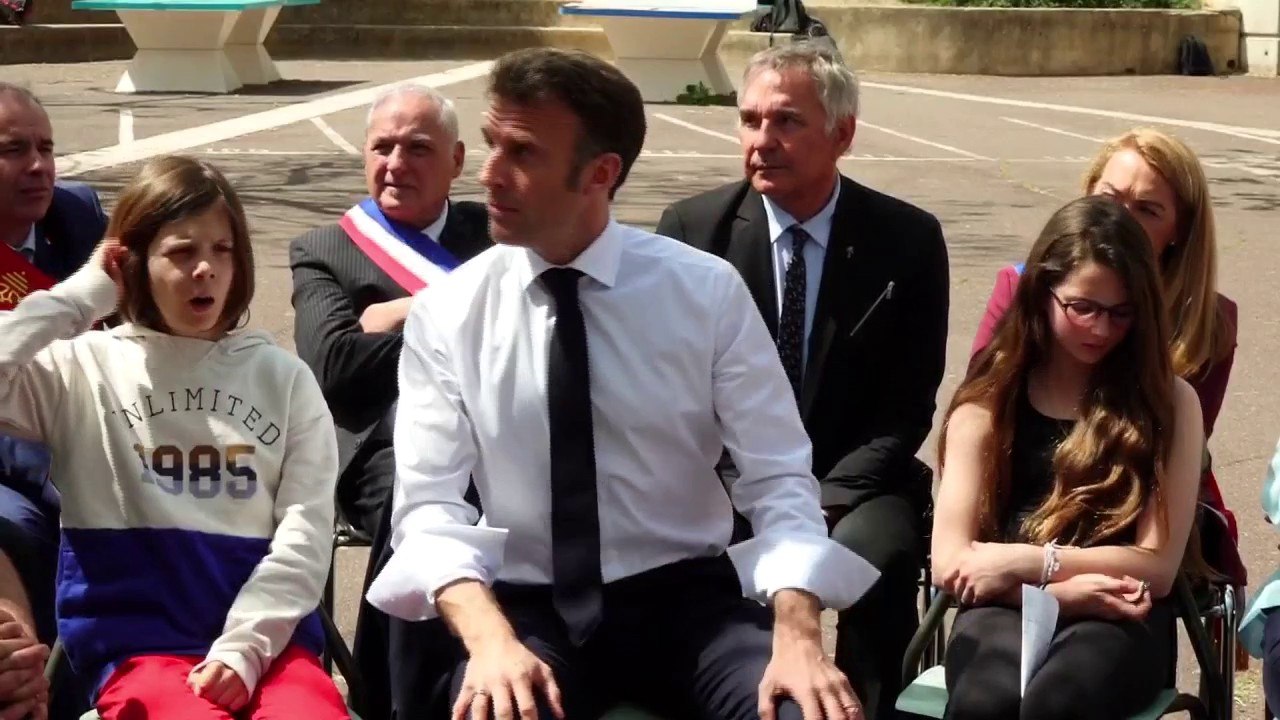 Emmanuel Macron veut "des services complets de 35h" pour les accompagnants des élèves en situation de handicap "dès la rentrée prochaine"