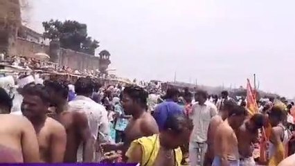 अमावस्या विशेष: लाखों श्रद्धालुओं ने लगाई मां नर्मदा में डुबकी, कमाया पुण्य