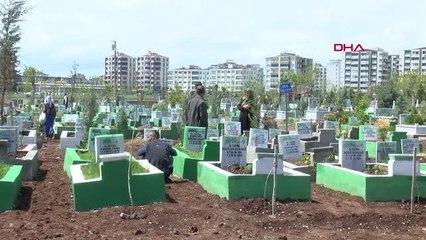 DEPREMDE 414 KİŞİNİN HAYATINI KAYBETTİĞİ DİYARBAKIR'DA, MEZARLIKLARA DUYGU DOLU ZİYARETLER