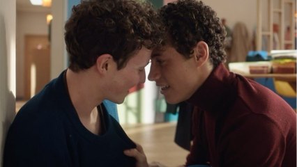 VOICI - Demain nous appartient : Dimitri Fouque (Jack) explique comment il gère ses scènes intimes avec Sasha Birdy (Rayane)