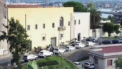 Sfregiata con l'acido all'uscita della chiesa