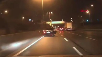 BAĞCILAR'DA MAKAS ATARKEN 3 ARACIN ARASINDA SIKIŞTI