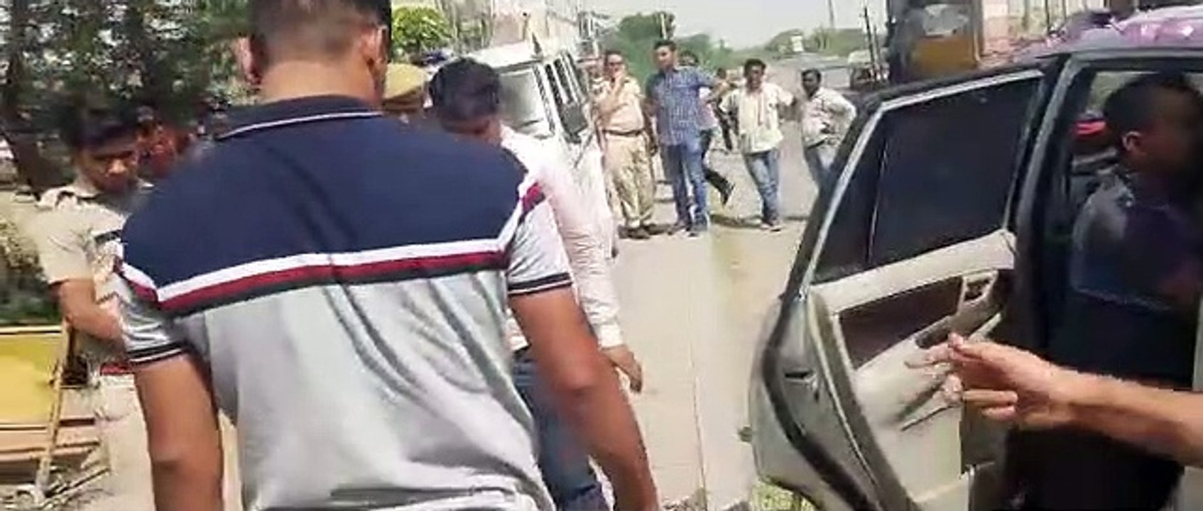 पुलिस से बचने के लिए दूल्हे की गाड़ी की तरह सजाकर ले जा रहे थे डोडा पोस्त