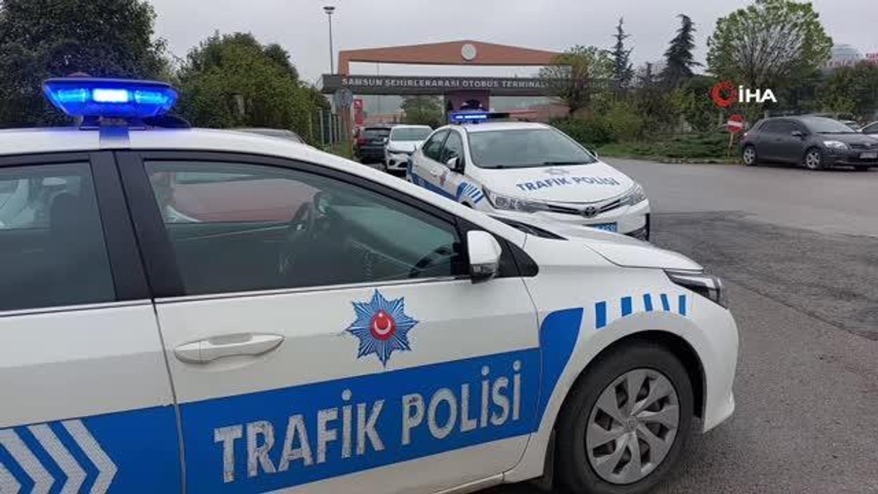 Polisten bayramda yola çıkan otobüslerdeki yolculara 'Emniyet kemeri takın' uyarısı