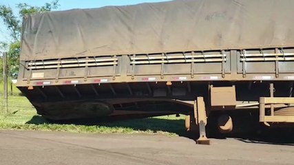 Asfalto cede e carreta quase tomba no bairro Parque São Paulo