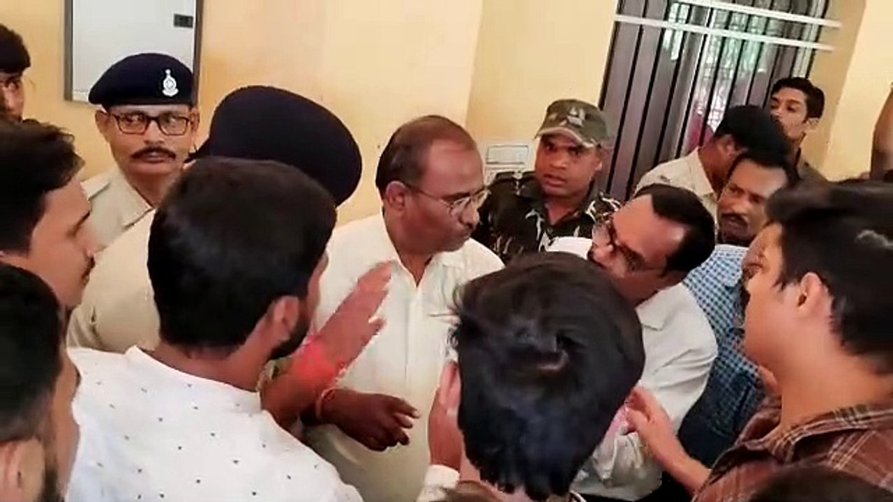 देखें वीडियो... चलती स्कूल वैन में बच्ची के गिर...