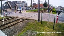 En scooter, il tente de traverser le passage à niveau alors que le train arrive