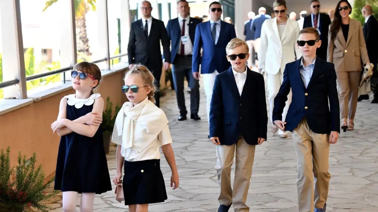 Jacques et Gabriella de Monaco sur leur 31, font plaisir aux cotes de leurs cousins à Monte-Carlole
