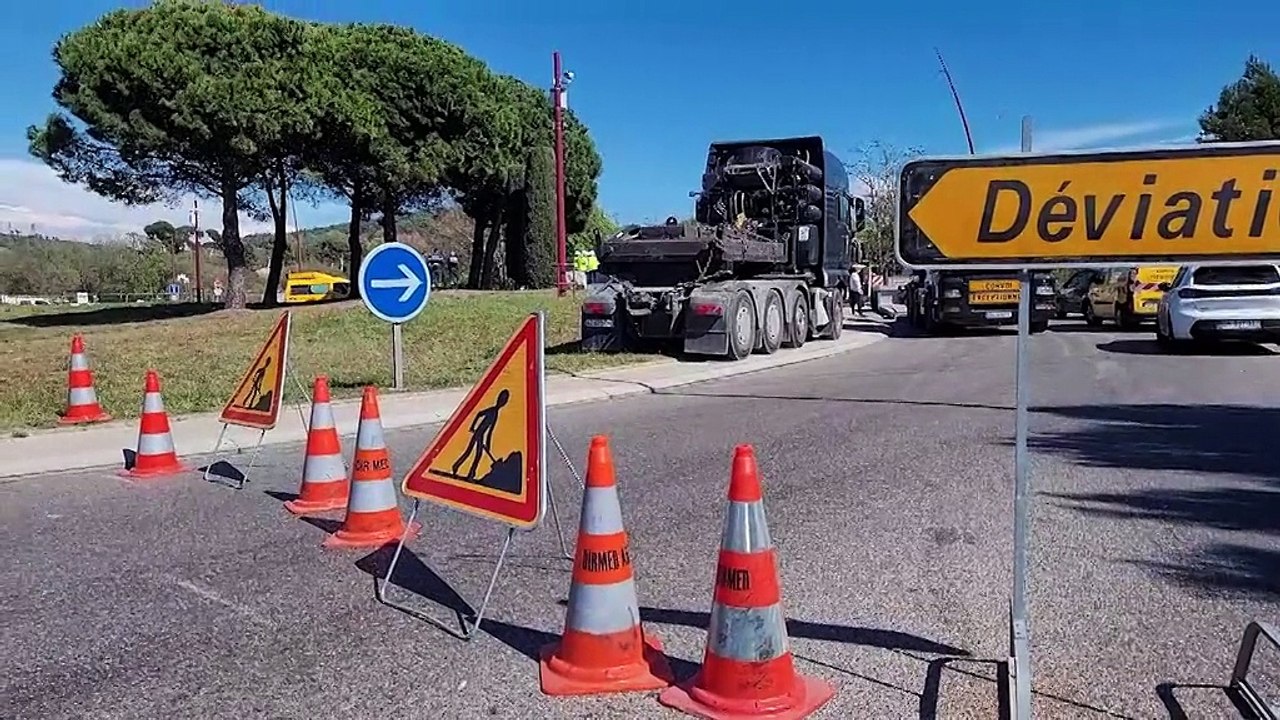 Le convoi exceptionnel bloqué sur le rond-point "Coca-Cola" sur la RD113 est dégagé
