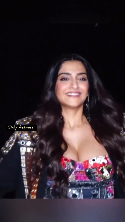 Hila Dala ✊️ B  Sonam Kapoor So Hot #shorts #sonamkapoor